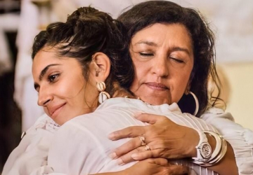 Regina Casé conta como a filha perdeu a audição e pede respeito: ‘Ela é linda e é surda’
